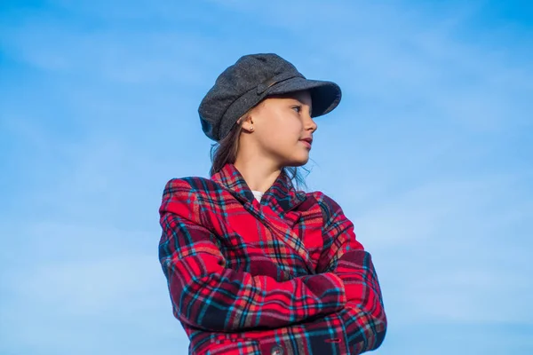 Стильна дитина носить модну французьку шапочку на фоні неба. ретро осінній модний вигляд . — стокове фото