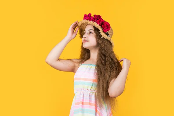 Літня концепція. весела дитина в літньому одязі. весняна дитяча мода. дівчина з трояндовими квітами . — стокове фото