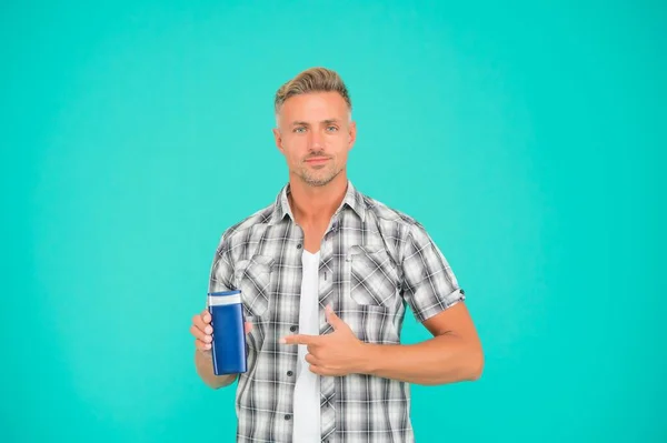 Un poco de lujo a su ritual de baño. El hombre señala el fondo azul de la botella de gel. Gel de ducha. — Foto de Stock