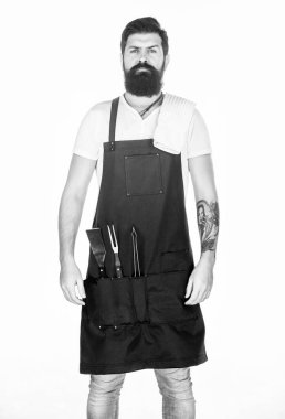 Profesyonel barbekü aleti. Sakallı hippi barbekü için önlük giyer. Kızartma ve ızgara yemek. Et pişiren bahşişler. Açık havada et kızartmak için aletler. Piknik ve barbekü. Biftek için eti nasıl seçersin?