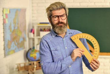 Kendine güvenen öğretmen. Tahtada matematik öğretmeni. Eğitim. Kesinlikle bilim. Gözlüklü sakallı öğretmen. Okula dönüyorum. mantık ve yaratıcılık geliştir. Beyin motorunu çalıştır. fizik araştırması