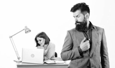 Birlikte çalışmak. Müdür bey dizüstü bilgisayarla meşgul bir kızın önünde duruyor. Ofis müdürü ya da sekreter. Seksi ofis çalışanı. Özel sekreter. Tipik ofis hayatı. Ofis ortak kavramı