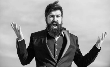 Beklenmedik bir şans. Sakallı iyimser iş adamı resmi gökyüzü kıyafeti giyer. Başarı ve şans. İyimser bir ruh hali. İyimser gibi düşün. İyimser olmak. Gelecek için umutlu ve kendinden emin.