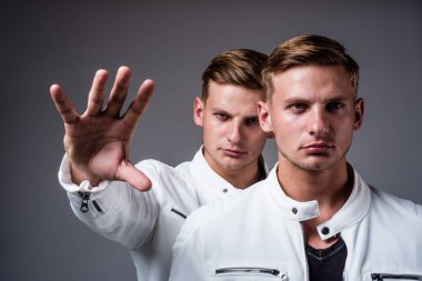 Benzer görünüşlü genç ikiz kardeşler, ikizler.