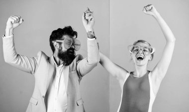 Espri ve kahkaha konsepti. Arkadaşlık. Birlikte kutlayalım. Ofis partisi. En iyi arkadaş ilişkileri. Parti eğlencesi. Birbirine aşık çiftler. Sakallı adam ve güzel kadın. hippi adam ve kız parti gözlükleri.