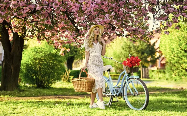 Ich bin frei. perfekter Geruch. Parfüm-Spa und allergisch. Reisen. Retro-Frau verkauft Tulpenblumenstrauß. Mädchen unter Sakura mit Oldtimer-Fahrrad. Frühling Schönheit und Mode. Kirschbaum rosa Blüte — Stockfoto
