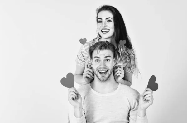 Hombre y mujer pareja enamorados sostienen tarjetas de San Valentín de corazón de papel rojo. Hombre y chica enamorados. Día de San Valentín y amor. Felices juntos. Las ideas románticas celebran el día de San Valentín. Concepto de San Valentín — Foto de Stock