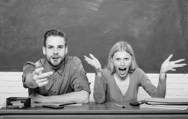 Undrar om resultat. Studerar på högskola eller universitet. Par vänner studenter studerar universitet. Förvånande svar. Studerar hårt. Hur är det möjligt? Guy och flicka sitter vid skrivbordet i klassrummet — Stockfoto