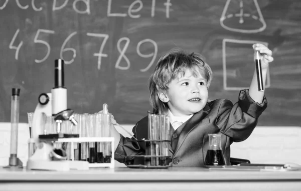 Microscope et éprouvettes pour garçons. Concept de connaissance. Journée du savoir. Inspiration pour les enquêtes. Étudier la chimie de la biologie. Connaissances de base enseignement primaire. Expérience pédagogique — Photo