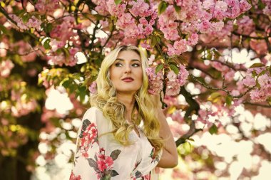 Çiçek aroması. Uyum ve kadın enerjisi. Bahar çiçeği açan ağaç. Bahar sembolü Çiçeklerin kadınları neden her zaman mutlu ettiğini. Mutlu bahar günleri. Kız bahçedeki sakuranın tadını çıkarıyor. Kiraz ağacı. İyi titreşimler.