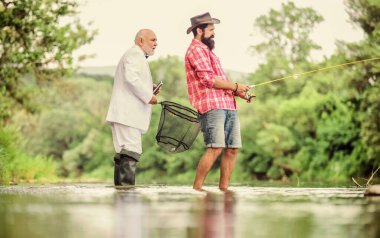 İyi bir balıkçı doğal kaynaklara saygı duyar. Balıklar asla ziyan edilmemeli. Eğer yasal yollarla balık yakalarsan, hemen serbest bırak. Eyalet balıkçılık lisansı. Erkekler birlikte balık tutuyor. Arkadaşla balık. Erkek eğlencesi.