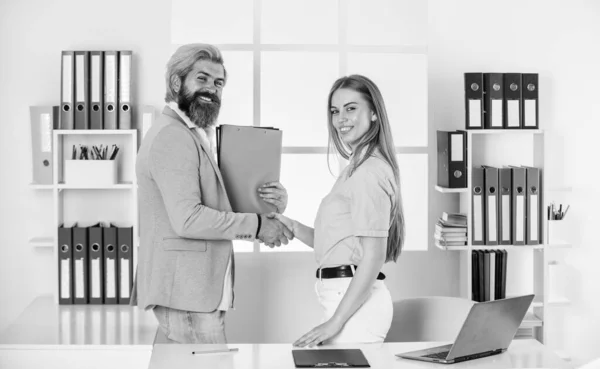 Partnership e collaborazione. capo e dipendente. Un uomo d'affari lavora con la segretaria in carica. moderna vita d'ufficio. donna ceo con uomo manager. Giornata di duro lavoro. partner commerciali che si stringono la mano — Foto Stock