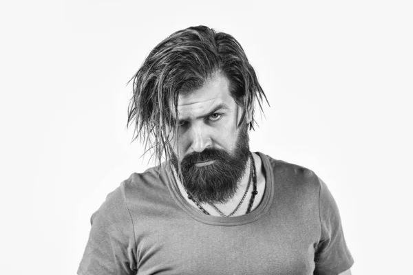 Ansiktsvård. Frisör och frisörsalong. manlig skönhet och mode. brutala skäggiga hipster. En mogen machoman. Snygg man med långt skägg. brunett sexig kille har perfekt mustasch — Stockfoto