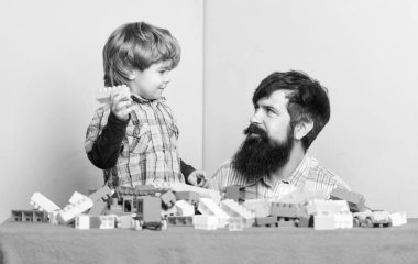 İnşaatçıyla ev inşa etmek. Çocuk gelişimi. Mutlu bir aile. Boş vakit geçirmek için. Baba ve oğul oyun oynuyor. Sakallı babasıyla oynayan küçük bir çocuk. İnşaatçı oyunu. Yapıcı ile oyna