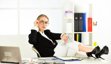 Zenginliğin ipuçları. İnternetten sahte para kazanıyorlar. Rüşvet ve para aklama. Dolar nakit para. Zengin ve zengin. Kirli para. Kadınların iş başarısı var. Davalı başarılı iş kadını