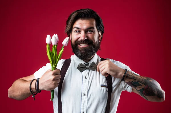 Heureux homme mûr avec barbe tient un bouquet de tulipes pour le cadeau de vacances, bonne Saint-Valentin — Photo