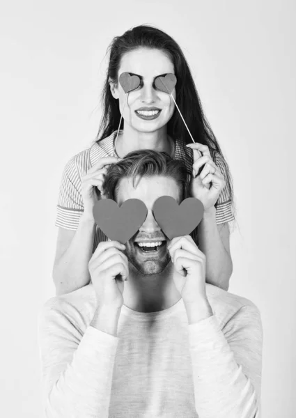 Hombre y chica enamorados. Día de San Valentín y amor. Las ideas románticas celebran el día de San Valentín. Felices juntos. Concepto de San Valentín. Hombre y mujer pareja enamorados sostienen tarjetas de San Valentín corazón de papel rojo —  Fotos de Stock