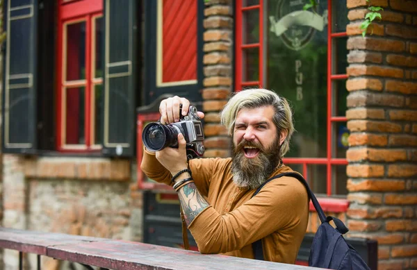 Sinto-me tão feliz. Passatempo no dia das filmagens. Passatempo e lazer. homem de câmera qualificado maduro. paparazzi usar câmera digital. Sessão de sessão fotográfica. Tiro à mão. homem fotógrafo fazer sessão de tiro — Fotografia de Stock