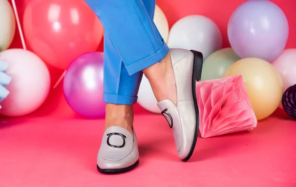 Piedi femminili in scarpe comode mocassini a palloncini colorati, moda — Foto Stock
