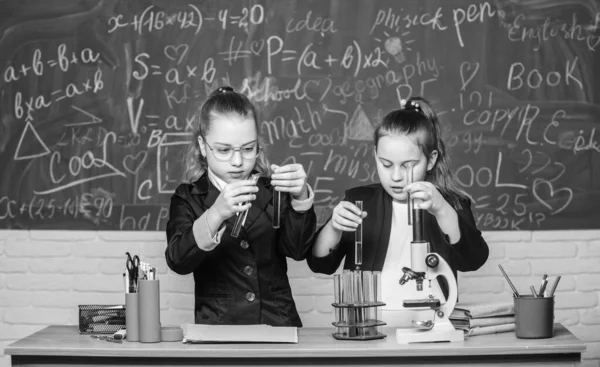 Jag forskar. Biologivetenskap. Glada små flickor. Små flickor forskare arbetar med mikroskop. Kemisk forskning. Vetenskapliga experiment i laboratorium. Små flickor i skolans labb. Vetenskap är framtid — Stockfoto