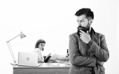 Ofis kolektif konsepti. Müdür bey dizüstü bilgisayarla meşgul bir kızın önünde duruyor. Ofis müdürü ya da sekreter. Seksi seksi ofis çalışanı. Seksi özel sekreter. Bayan meslektaşım tarafından tahrik edildim.