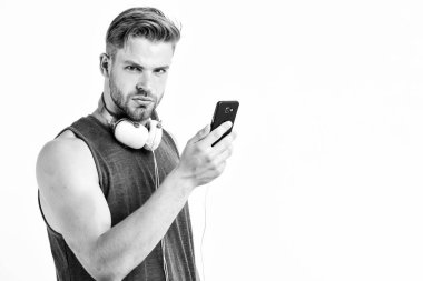 Motivasyon ve ilham için müziği dinle. Ses kalitesi. Modern kulaklıklar. Müzik uygulaması akıllı telefon. İlham verici müzik konsepti. Yakışıklı, tıraşsız hippi. Kulaklıkla müzik dinle.