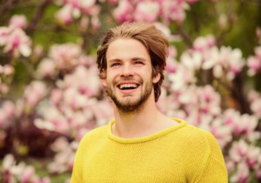 Harika bir yaz. Tazelenmiş hissediyorum. Bahar tatili Erkek cinselliği. Alerji. Manolya çiçeği açan seksi adam. Adam doğal mevsimlik arka plan. Sakura kokusu. İyi havanın tadını çıkar