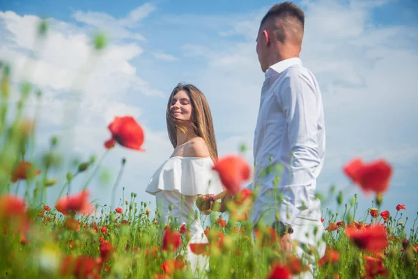 Bruden och brudgummen i en vallmo fält, bröllopsdag — Stockfoto