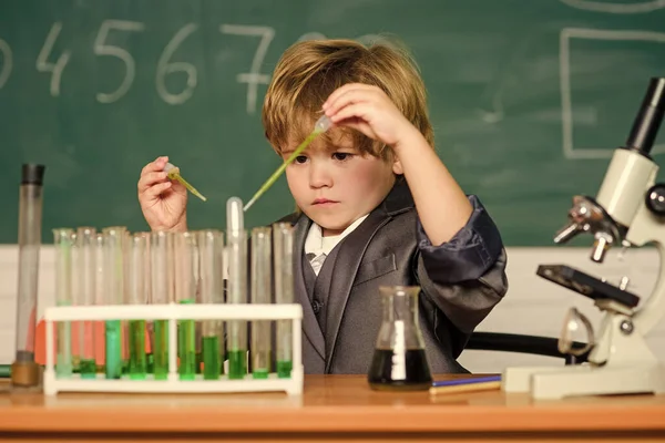 Genialny uczeń. Koncepcja edukacji. Cudowne eksperymenty z chemią. Chłopięce probówki cieczą chemię. Analiza chemiczna. Utalentowany naukowiec. Dzieciak studiuje chemię. Biotechnologia i farmacja — Zdjęcie stockowe