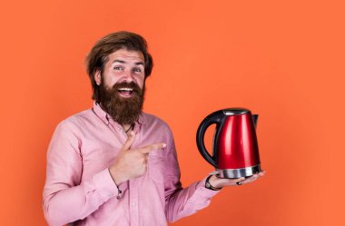 Olgun sakallı adam sıradan görünüyor. Çaydanlık, çay.