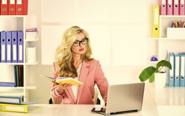 İş kurma. İnternette sörf yapmak. Sosyal ağlar. Veritabanı yönetiliyor. İş kadını. Kadın Girişimciler için iş fikirleri. Düzenli bilgisayar kullanıcısı. Ofisinde dizüstü bilgisayarı olan bir kız. Dijital teknoloji