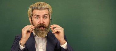 Okul duyurusu kursları. Okul reklamı konsepti. İlham verici alıntılar. Üniversite tarafından tanıtılıp hoş karşılandı. Öğretmen konuyu açıkla. Okulun önündeki erkek öğretmen yazı tahtası kopyalama alanı