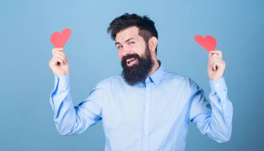 Sevgiyi hissetmek. Çıkma ve ilişki kavramı. Aşkta mutlu. Âşık olmak. Sevgililer günü kartı olan sakallı bir hippi. Aşkı kutla. Sakallı, bıyıklı, romantik bir adam.