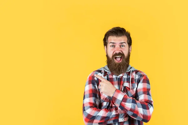 Acconciatura ben curata. bellezza maschile e look di moda. Camicia a scacchi hipster per barbuto. uomo brutale con la barba. concetto di parrucchiere. maturo e fiducioso — Foto Stock