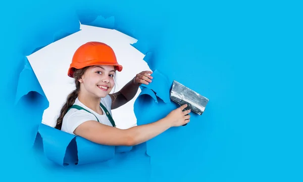 Χαρούμενος μηχανικός παιδί με σοβάτισμα σπάτουλα εργαλείο σε σκληρό καπέλο, αντίγραφο χώρου, δραστηριότητα — Φωτογραφία Αρχείου