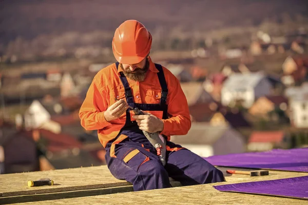 Instalación de techo plano. Hombre duro sombrero de trabajo paisaje al aire libre fondo. Construyendo casa. Instale barreras de vapor o capas de aislamiento en techos planos. Roofer construyendo techo. Maestro reparación de techo — Foto de Stock