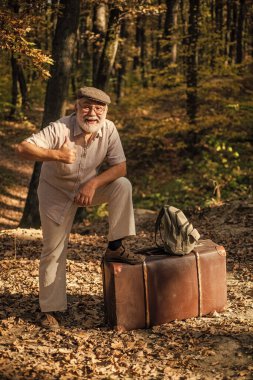 Seyahat benim terapim. Mutlu emekliler doğada başparmak kaldırıyor. Seyahatin tadını çıkarın. Eski moda seyahat çantalı yaşlı adam dışarıda. Seyahat ve seyahat. Yaz tatili. Seyahat tutkusu. Seyahate evet de.