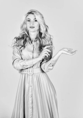 Parfüm sık. taze ve eşsiz bir koku. Seksi kadın parfümü. Kıvırcık saçlı güzel sarışın kız. Saç yağı spreyi. Güzellik ve moda. Dükkan asistanı doğal kozmetik ürünleri sunuyor. kadın parfümü