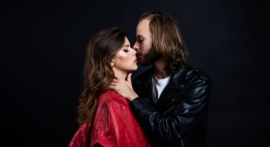 Modaya uygun bir çift, erkek ve kadına aşık. Deri ceket giyiyorlar, akrabalar.