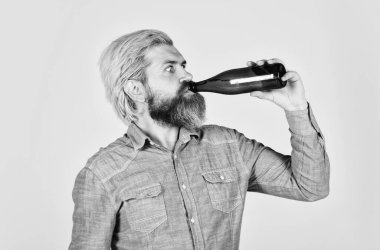 Limonata tazeleniyor. Ev yapımı Kombucha yapıyorum. Soda içeceğim. Bardaki hippi. Sakallı ve bıyıklı adam şişesi. Alkol içeceği. Köpüklü su. Soğuk içecek. Evde bira yapmayı öğren.