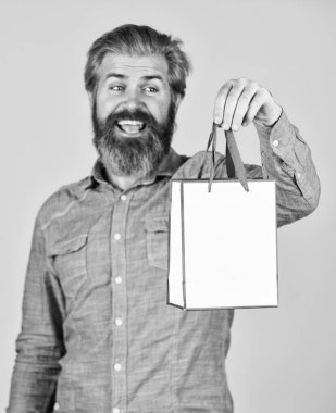 Başarılı bir alışveriş. Hediyeler. İnternetten alışveriş yapmak büyük zevk. Elektronik mağazasından alışveriş yapan son derece mutlu bir hippi. Alışverişten hoşlanan olumlu bir adam. Kendi işim var. Sakallı adam kese kağıdı tutuyor.