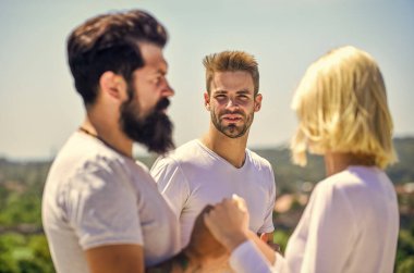 İnsanları sevmek. Aile psikolojisi. Aşk üçgeni. Sosyal bir sorun. İhanet ve boşanma. Birbirine aşık çiftler. Üçüncü adam. Kişiler arası ilişki. Anlayış ve destek. ilişki sorunları
