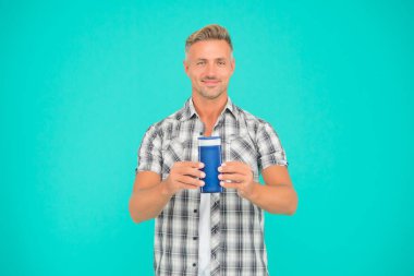 Temizlen. Adam çamaşır jeli şişesini tutuyor. Vücut yıkama..