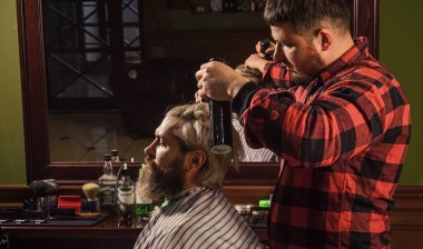 Bağış ve yardım konsepti. Sarıya boyanmış saçlı adam. Saç kes. Berber berber dükkanı. Hippi saç tıraşı oluyor. Yüze yakın keskin bir nesne ve kıvranma onu tutan kişinin dikkatini dağıtır. Saç bağışla.