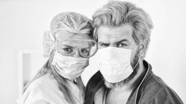 Aileni koru. Karantinaya alındı. Hemşire kadın hastaya sarıldı. Kişisel temastan kaçının. Koronavirüs salgını önleme. Evde kal. Solunum maskeli adam ve doktor. Birbirine aşık çift