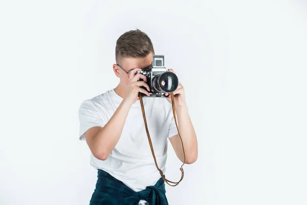Szép lövés. stílusos fiú fényképez. trendi tinédzser kamerával. gyermekfotós. — Stock Fotó