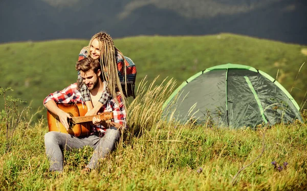 Estar enamorado. camping occidental. senderismo. amigos felices con la guitarra. música country. Una cita romántica. amistad. Canciones de fogata. los hombres tocan la guitarra para chica. pareja enamorada pasar tiempo libre juntos — Foto de Stock