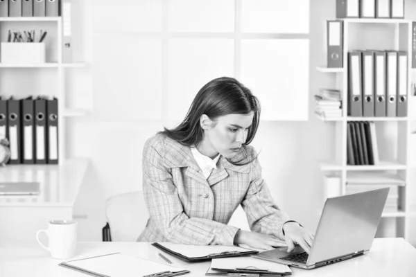 Formaler Modestil. Stilvolle Frauenarbeit am Notizbuch. Mädchen folgen Dresscode. selbstbewusste Geschäftsfrau mit Laptop. elegante Frau mit Aktenmappe. Online-Büroangestellte — Stockfoto