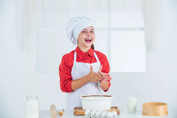 Um serviço amigável. Comida assada. infância feliz. ingredientes saudáveis. menina adolescente feliz — Fotografia de Stock