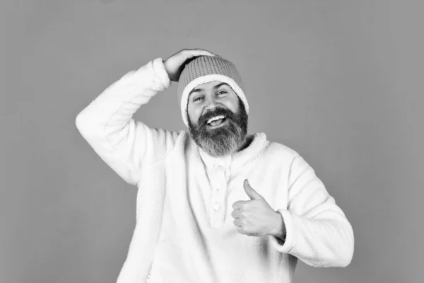 Modekoncept. Vinterkläder och tillbehör. Jag mår bra. Gammal emotionell hipster rolig stil tillbehör. Skäggig hipster. Hipsterstil. Huvudet i varm hatt. Stilig man stickad hatt med garnboll — Stockfoto